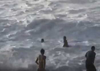 Pamjet dramatike kur dy vëllezërit e motrat shpëtojnë një grua që po mbytej në deti