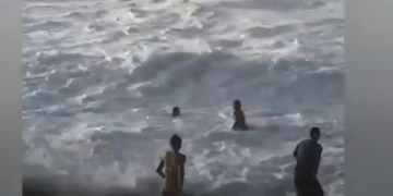 Pamjet dramatike kur dy vëllezërit e motrat shpëtojnë një grua që po mbytej në deti