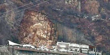 Pamje dramatike: Rrëshqitja e dheut merr me vete hotelin në Itali