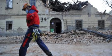 Toka nuk gjen qetësi në Kroaci, kryetari u bën thirrje banorëve ta lëshojnë qytetin e Petrinjës