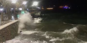 Dallgë të mëdha në Liqenin e Shkodrës