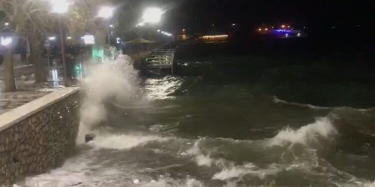 Dallgë të mëdha në Liqenin e Shkodrës