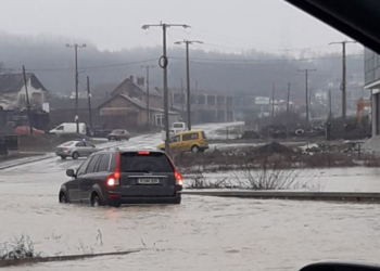 Veturat për pak sa nuk i merr uji në Malishevë