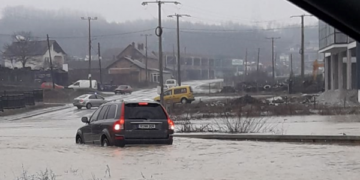 Veturat për pak sa nuk i merr uji në Malishevë