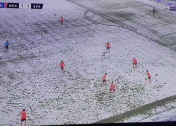 Me fanela të bardha në fushën me borë, lojtarët e Sivasspor bëhen të “padukshëm”