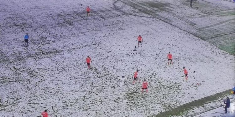 Me fanela të bardha në fushën me borë, lojtarët e Sivasspor bëhen të “padukshëm”
