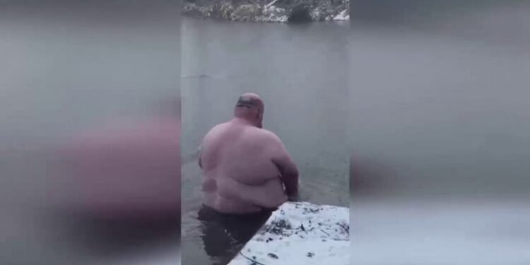 Bast me shokët, burri futet në një pellg të ngrirë për 20 euro