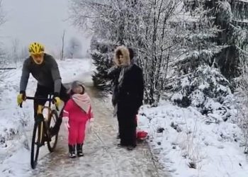 Çiklsti shkakton zemërim të madh, e godet vajzën 5-vjeçare dhe e gjuan në borë