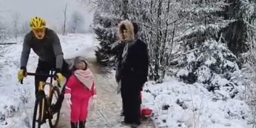 Çiklsti shkakton zemërim të madh, e godet vajzën 5-vjeçare dhe e gjuan në borë