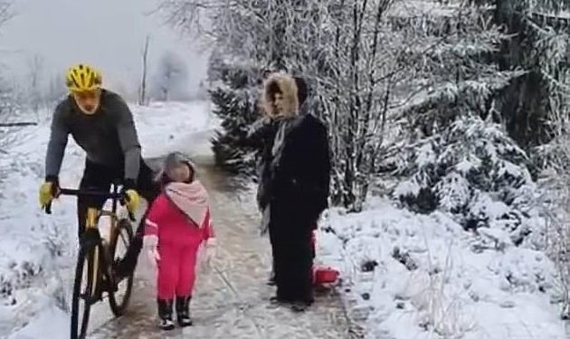 Çiklsti shkakton zemërim të madh, e godet vajzën 5-vjeçare dhe e gjuan në borë