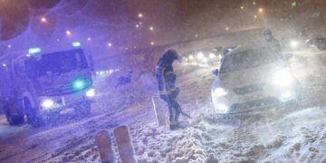 Bora shkakton kaos në Francë, bllokon mbi 2 000 makina