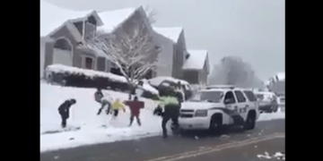 Policia befason me sjelljen pasi fëmijët i gjuajnë me topa bore