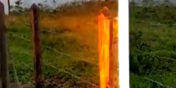 Momenti dramatik kur burri goditet nga rrufeja teksa ishte duke xhiruar video me celular