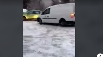 Rruga shndërrohet në pistë: Disa vetura aksidentohen në Prishtinë si pasojë e akullit