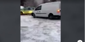 Rruga shndërrohet në pistë: Disa vetura aksidentohen në Prishtinë si pasojë e akullit