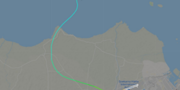 Menjëherë pas ngritjes, zhduket një aeroplan në Indonezi, nuk dihet për fatin e 50 pasagjerëve