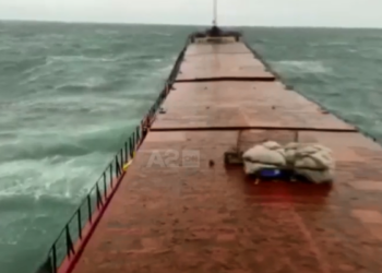 Momenti kur anija ndahet në dysh nga dallgët e mëdha