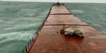 Momenti kur anija ndahet në dysh nga dallgët e mëdha