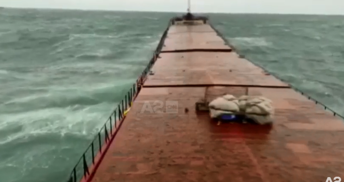 Momenti kur anija ndahet në dysh nga dallgët e mëdha