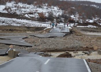 Pamje nga Malisheva, vërshimet e bëjnë copë asfaltin