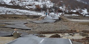 Pamje nga Malisheva, vërshimet e bëjnë copë asfaltin