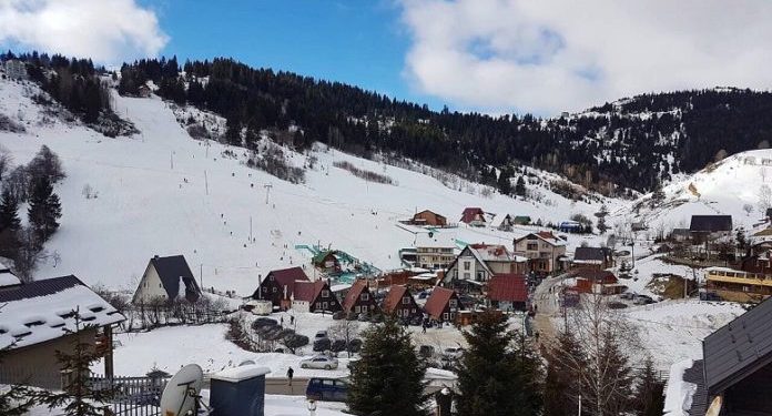 Vizitorët janë bllokuar qe disa orë në Bogë, policia niset t’iu dalë në ndihmë!