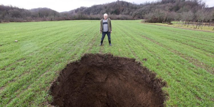 Gropat të mëdha vazhdojnë të hapen pas tërmetit në Kroaci, sizmologu shpjegon arsyen