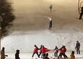 Momenti dramatik që përfundon me gëzim: Shikoni si shpëtohet një grua që po binte nga skilifti