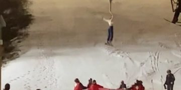 Momenti dramatik që përfundon me gëzim: Shikoni si shpëtohet një grua që po binte nga skilifti