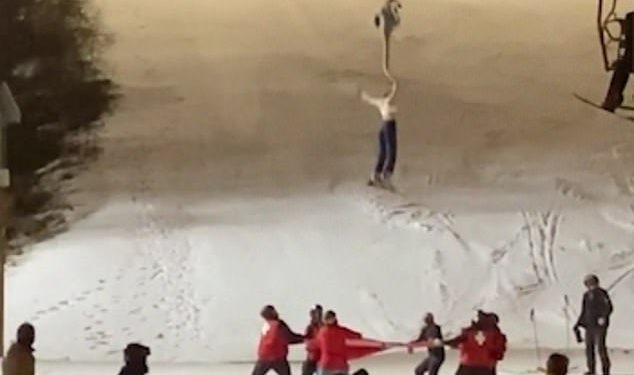 Momenti dramatik që përfundon me gëzim: Shikoni si shpëtohet një grua që po binte nga skilifti