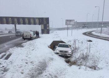 Vetaksident në afërsi të Komoranit, Mercedesi përfundon poshtë rrugës