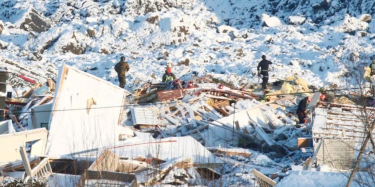 Gjendet i gjallë nën rrënoja një qen, 6 ditë pas rrëshqitjes vdekjeprurëse në Norvegji!