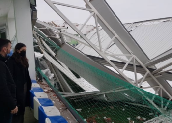Rrufeja goditi stadiumin në Podujevë, rrënohet gjysma e objektit