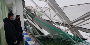 Rrufeja goditi stadiumin në Podujevë, rrënohet gjysma e objektit