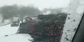 Pamje: Kamioni rrëshqet e përfundon jashtë rrugës