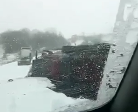 Pamje: Kamioni rrëshqet e përfundon jashtë rrugës