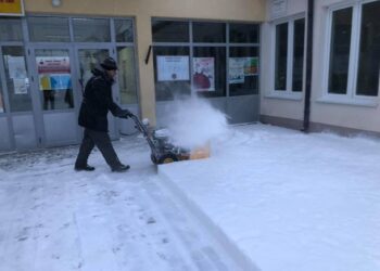 Mërgimtari zgjohet herët dhe heq borën nga oborri i qendrës së votimit