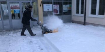Mërgimtari zgjohet herët dhe heq borën nga oborri i qendrës së votimit