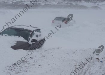 Pamje dramatike nga Shqipëria: Bora thuajse zhduk makinat