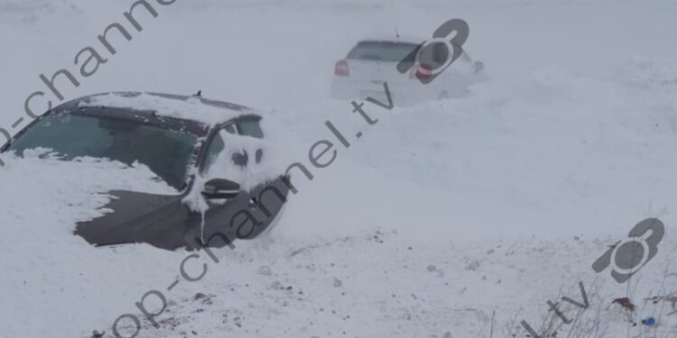 Pamje dramatike nga Shqipëria: Bora thuajse zhduk makinat