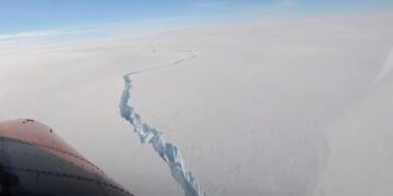 Ajsbergu gjigant me madhësinë e Los Angeles shkëputet në Antarktidë