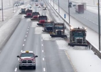 7 kamionë për të pastruar rrugën: Kështu largohet bora nga një autostradë në SHBA
