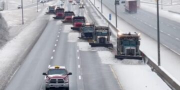7 kamionë për të pastruar rrugën: Kështu largohet bora nga një autostradë në SHBA