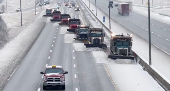 7 kamionë për të pastruar rrugën: Kështu largohet bora nga një autostradë në SHBA