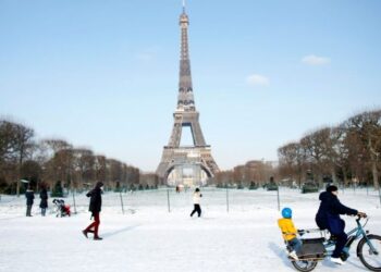 “Ngrin” kulla Eiffel, punonjësit e shkrijnë akullin me “zjarr”