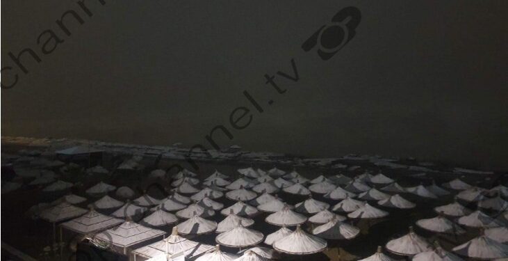 Pamjet e veçanta nga Durrësi: Plazhi zbardhet i tëri