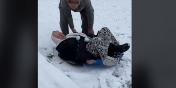 E moshuara dhuron show në borë