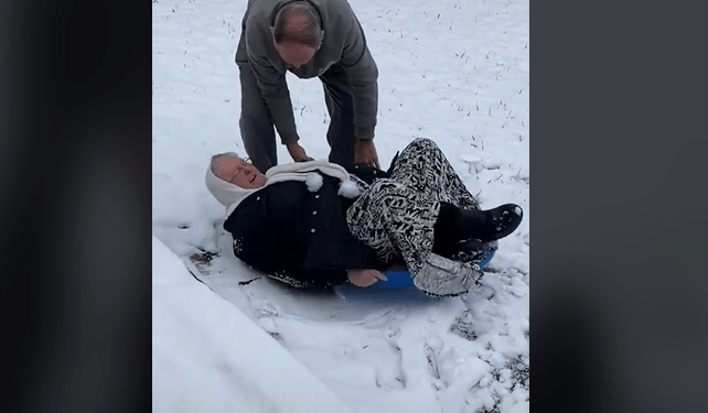 E moshuara dhuron show në borë