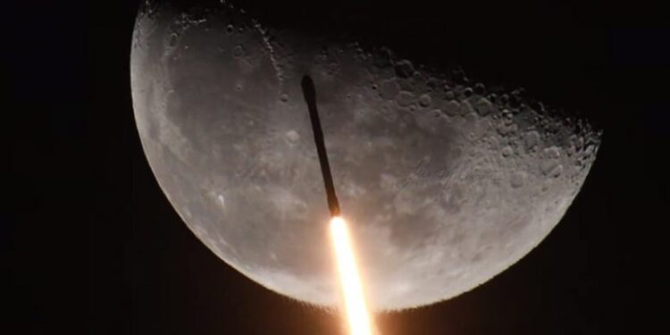 Pamje mahnitëse të “jashtë kësaj bote”: Momenti kur raketa e SpaceX fluturon “përgjatë rruzullit hënor”