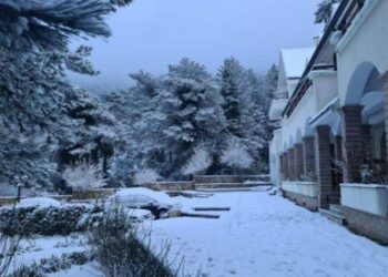 Mjaft e rralle, qyteti bregdetar ne jug mbulohet nga bora!